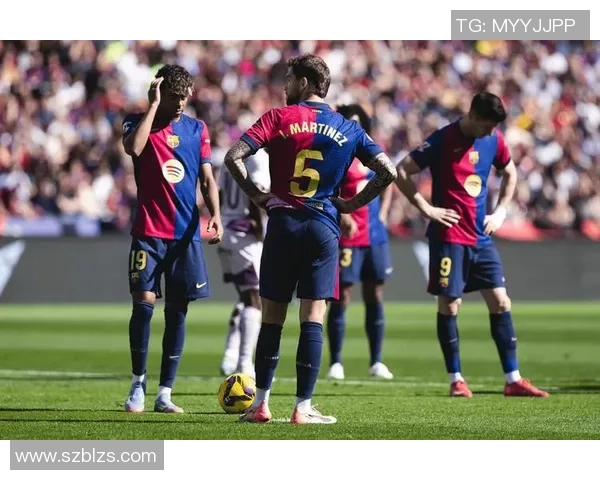 足球明星背影合影展现独特魅力与团队精神的精彩瞬间 足球明星背影合影展现独特魅力与团队精神的精彩瞬间